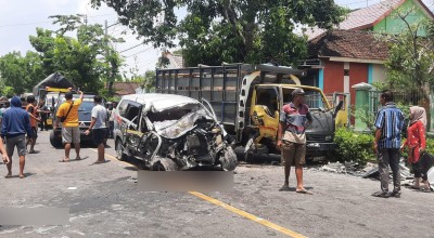 Avanza Hantam Truk di Boureno Bojonegoro, Tiga Orang Tewas