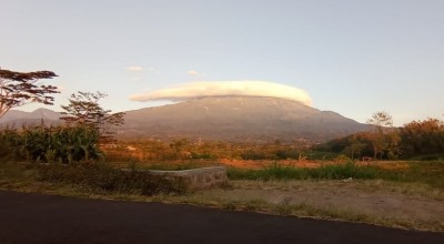 Fenomena Gunung Lawu Bertopi, BMKG Sebut Awan Lenticularis Bahayakan Penerbangan