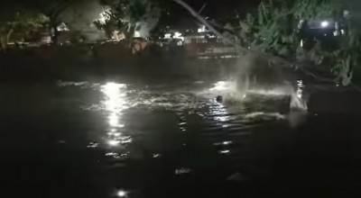 Aksi Menegangkan Polisi Evakuasi Pelaku Curanmor dari Sungai Surabaya