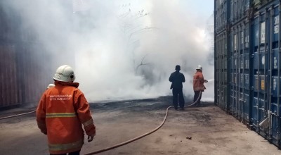 Belasan Kontainer Hangus Terbakar Gegara Tersambar Api Sampah