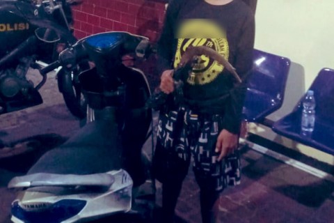 Empat Bocil di Surabaya Geber Motor Sambil Ayunkan Celurit, Satu Diamankan