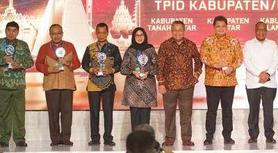 Menko Airlangga Serahkan Penghargaan TPID Terbaik Jawa-Bali ke Bupati Ipuk