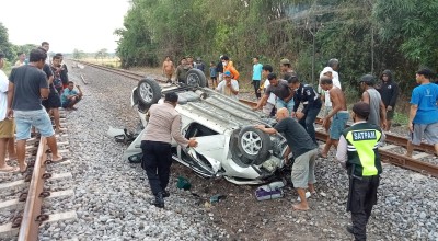 Tersambar Kereta Api di Madiun, Mobil Agya Terbalik dan Ringsek