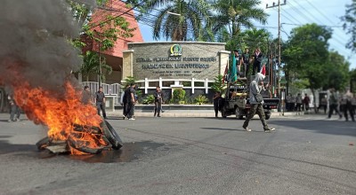 Tolak Kenaikan Harga BBM, Mahasiswa Bakar Ban di Depan Gedung DPRD Banyuwangi