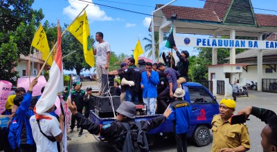 Warga  Bawean Unjuk Rasa Tolak Rencana Kenaikan Tarif Tiket Kapal Express Bahari