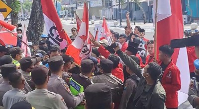 Unjuk Rasa Sempat Ricuh, Massa GMNI Akhirnya Ditemui Ketua DPRD Jombang