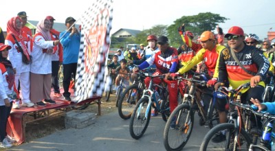 Seru! Ribuan Orang Ikuti Gowes Lintas Tambak di Gresik
