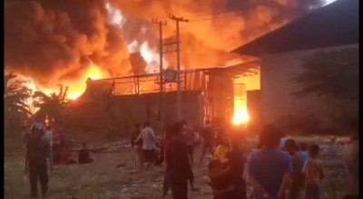 Gudang Daur Ulang Plastik di Krian Sidoarjo Ludes Terbakar