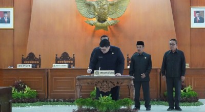 Sah! Lewat Rapat Paripurna, Mas Dhito Naikkan Bantuan Keuangan Parpol
