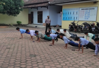 Pamit Sekolah Malah Nongkrong di Warkop, Belasan Pelajar Tulungagung Dirazia