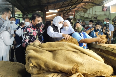 Khofifah Apresiasi Pengembangan Unit Usaha Koperasi Kareb Bojonegoro