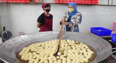 Ketika Khofifah Menyaksikan Pembuatan Onde-onde Legend Bo Liem di Kota Mojokerto