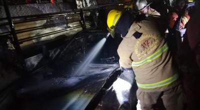 2 Mobil Mewah Terbakar di Surabaya, 13 Damkar Diterjunkan