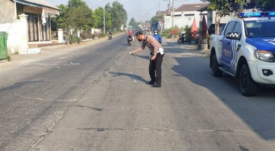Senggol Mobil, Jatuh Ditabrak Truk, Pemotor Sport Tewas di Mojokerto