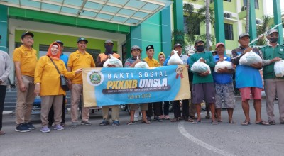 Maba Unisla Pungut Sampah dan Bagikan Ratusan Paket Bantuan untuk Warga Lamongan