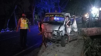 Pikap Tabrak Pohon karena Hilang Kendali, Sopir Selamat Penumpang Tewas