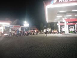 Gegara Semua Isi BBM Full Tank, Antrean SPBU di Bojonegoro Mengular