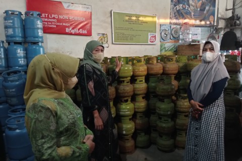 Khofifah Cek Harga, Stok dan Distribusi Elpiji 3 Kilogram di Jombang