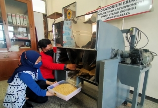 Mixer Ragi Kedelai Otomatis Ciptaan Mahasiswa Untag Permudah UMKM Perajin Tempe