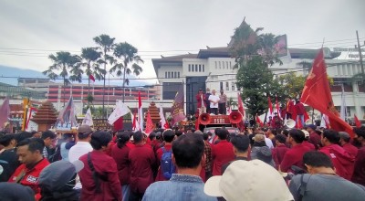 Ribuan Massa IMM Unjuk Rasa Depan DPRD Jatim, Dorong Bemo Bareng-bareng