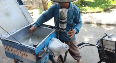 Cerita Pedagang Jajanan Jadul Arbanat, Kayuh Sepeda hingga 20 Km di Jombang