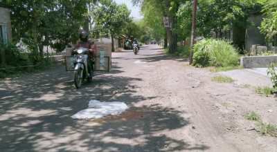 Jalan Kabupaten Jombang Rusak, Ditambal Warga dengan Karung