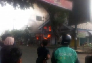 Pasar Dungus Madiun Kebakaran, Pemadaman Masih Dilakukan