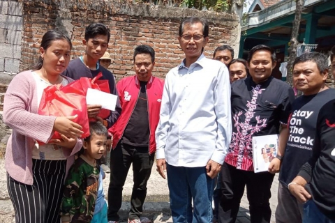 Ke Sambikerep, Ketua DPRD Surabaya Ringankan Beban Korban Kebakaran