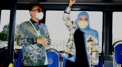 Gubernur Khofifah Jajal Bus Listrik Merah Putih Buatan PT INKA, Piye Rasane Bu?