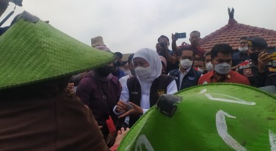 Gubernur Jatim Bagikan Bansos untuk Pedagang, Nelayan hingga Ponpes di Lamongan