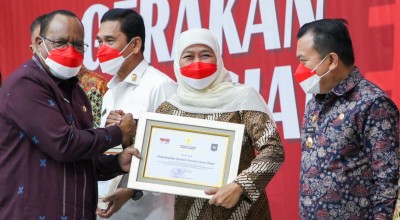 Dukung Pembagian 10 Juta Bendera Merah Putih, Pemprov Jatim Raih Penghargaan