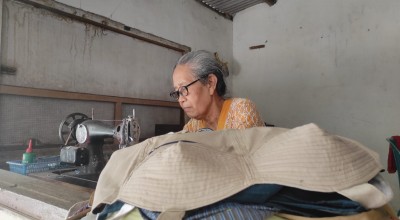 Nenek di Mojokerto Ini Tetap Eksis Produksi Kutang Jadul