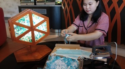 Mahasiswi UK Petra Surabaya Ciptakan Lampu Hias Berbahan Masker Bekas