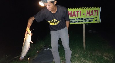 Memancing Ikan Malam Hari, Kebiasaan Unik Sejumlah Warga Lamongan