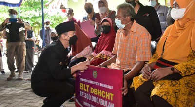 Pastikan Tepat Sasaran, Mas Ipin Salurkan BLT di Kecamatan Karangan Trenggalek