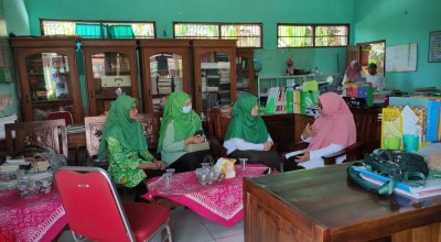 34 Murid MI di Desa Ini Terima Bantuan Seragam dan Gratis Iuran Sekolah Setahun