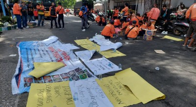 Foto: Geruduk Kantor Surabaya, Ratusan Mitra Shopee Ancam Menginap