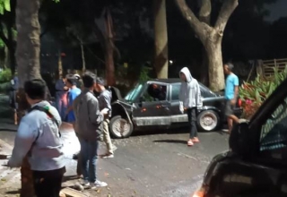 Viral Mobil Tabrak Pohon di Kota Malang, Ini Kronologinya