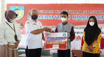 Mas Dhito Beri Beasiswa untuk Ratusan Mahasiswa di Kediri