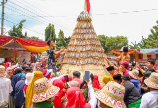 Cara Unik Pemkab Lamongan Naikkan Pamor Ikan Pindang