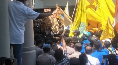 Unjuk Rasa Sempat Ricuh, Massa PMII Bojonegoro Akhirnya Temui Anggota Dewan