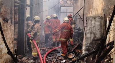 Rumah Terbakar di Surabaya, Balita Diselamatkan Aksi Heroik Satpam Kampung