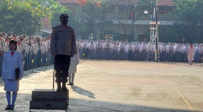Saat Satresnarkoba Polrestabes Pimpin Upacara di SMKN 1 Surabaya
