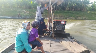 Harga BBM Meningkat, Penyedia Sampan di Lamongan Tak Tega Naikkan Tarif