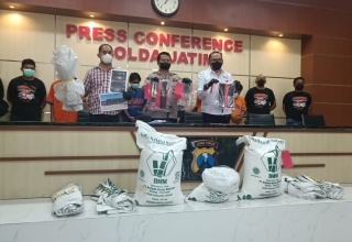 Polda Jatim Bongkar Sindikat Pembajakan Gula 30 Ton, 7 Tersangka Diamankan