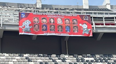 Spanduk DPRD Surabaya di GBT Disorot Netizen: Kick Out Political Footbal