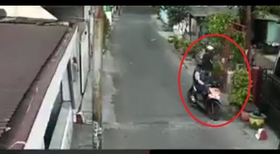Motor Ojol Diparkir Dalam Rumah di Mojokerto Dicuri, 2 Pelaku Terekam CCTV