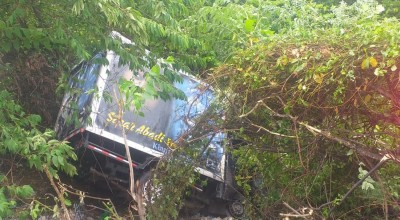 Tiga Kendaraan Terlibat Kecelakaan, Satu di Antaranya Masuk Jurang