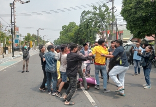 Unjuk Rasa Segelintir Mahasiswa di Jombang Dibubarkan Paksa Polisi