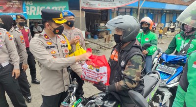 Polisi di Kediri Bagikan Paket Sembako untuk Ratusan Sopir Angkutan dan Ojol